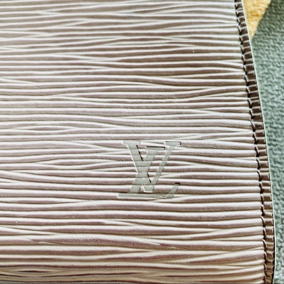 LOUIS VUITTON
Epi Pochette - Picture 2 of 8
